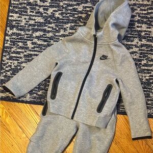 Nike sweatsuit. Super cute lots of life left!